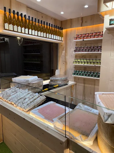 Entree du magasin La Fromagerie de la Cathedrale